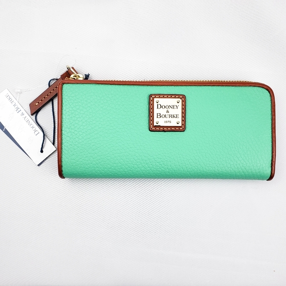 Dooney&Bourke Pebble Grain Zip Clutch Walet